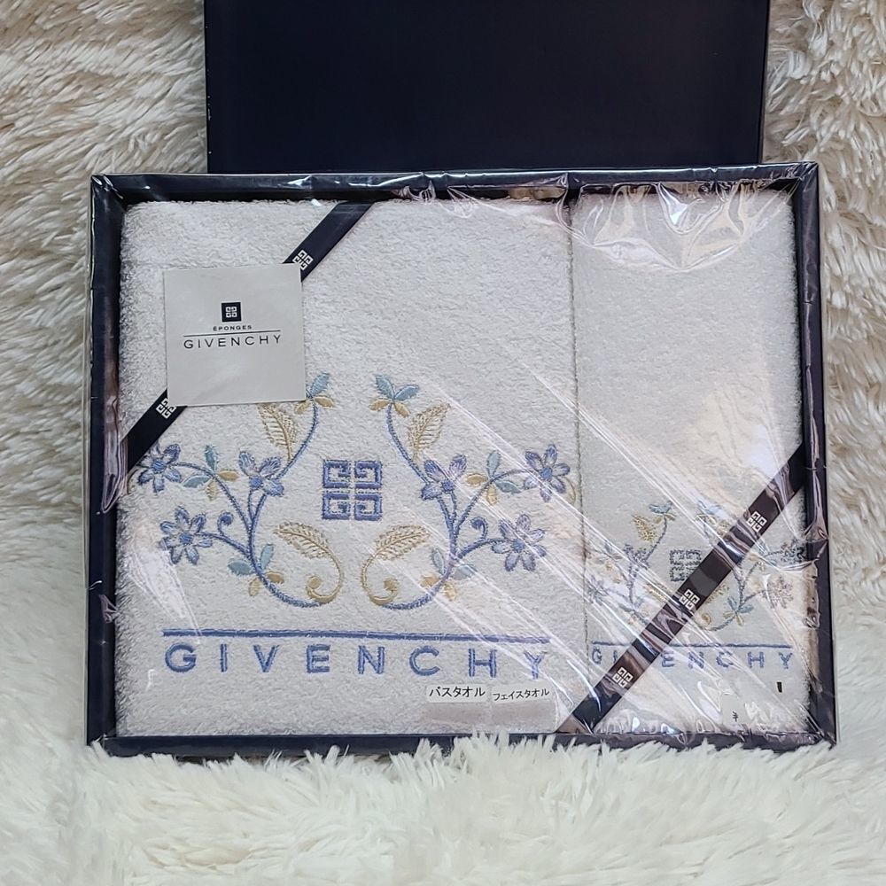 💯 Authentic Givenchy Towel 🍀 - Picture 7 of 7